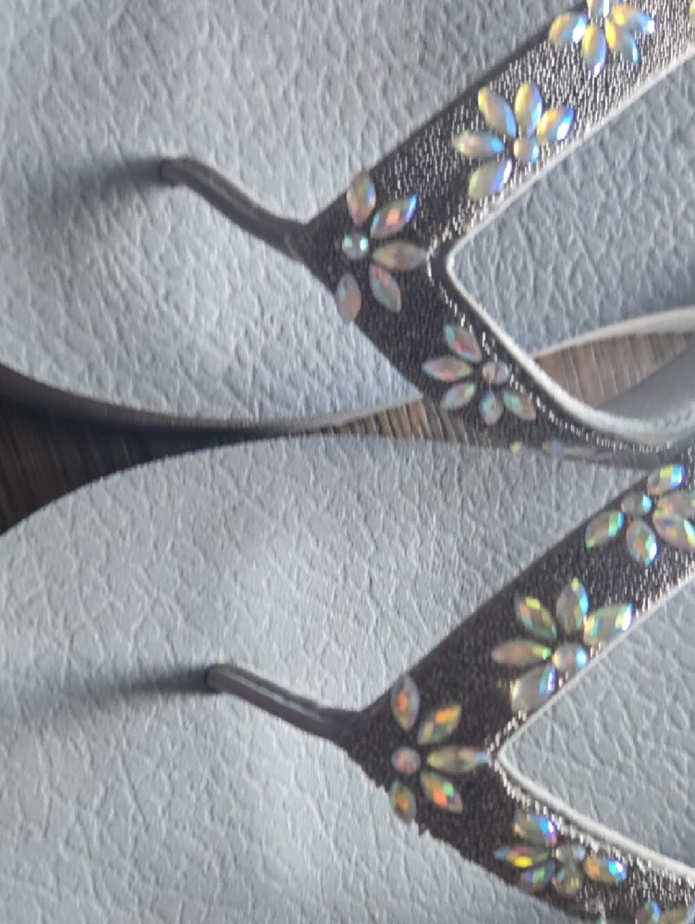 Skechers CALI With Yoga Foam Light Gray Flip Flops with Metallic Floral Straps - Picture 4 of 6